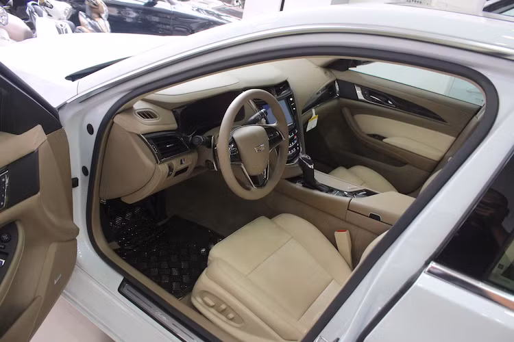 Không giống như một số đối thủ cùng hạng tới từ châu Âu gây "choáng ngợp bởi vẻ hiện đại, nội thất của CTS được thiết kế để hài hòa giữa sự "đạo mạo" của một mẫu xe sang kiểu truyền thống và sự trẻ trung và hiện đại cần thiết để có thể lôi kéo nhóm khách hàng dưới 30. Hàng ghế trước của xe có khả năng chỉnh điện 8 hướng.