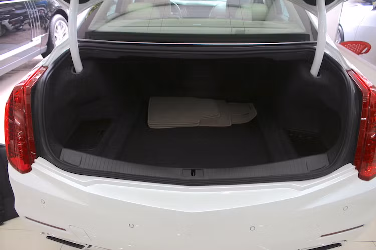 Khoang hành lý phía sau xe có thể tích 387 lít, và có thể nâng lên nếu đặt gói tùy chọn lưng hàng ghế sau gập 40/60. Ngoại trừ phần cản sau hơi cao, việc chất dỡ hành lý cũng cực kỳ dễ dàng do chiếc xe có phần cửa khoang hành lý rất rộng nhờ các đèn hậu đặt dọc về hai bên.