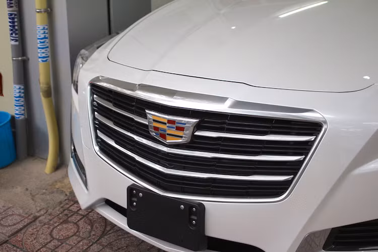 Là một trong những mẫu xe đầu tiên được thiết kế theo phong cách mới của Cadillac, CTS thế hệ thứ 3 sở hữu kiểu dáng phá bỏ định kiến "già" vốn gắn liền với hãng xe sang Mỹ, trở nên hiện đại và trẻ trung hơn nhưng vẫn không mất đi ấn tượng về sự cao cấp. Chiếm phần lớn diện tích phần đầu là lưới tản nhiệt lớn gồm các nan và khung mạ chrome, 2 bên là các đường gân dập nổi cách điệu hình chữ V chạy tới nắp ca-pô.