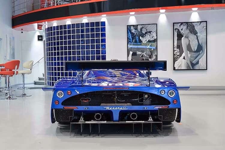 Chiếc MC12 GT1 trong ảnh đã từng vô địch trong giải đua Italia GT Championship năm 2006, với nhiều chặng về nhất. Mặc dù không thi đấu tốt tại giải FIA GT vào mùa sau đó, nhưng nó vẫn là một trong những siêu xe đua hiếm nhất Thế giới.