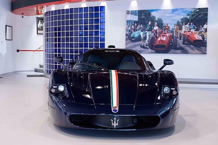 Trên thực tế, Maserati MC12 chính là một chiếc Ferrari Enzo với lớp vỏ khác, khi 2 mẫu xe này đều có chung động cơ và chassis. So với Enzo, thân xe của MC12 dài hơn, rộng hơn và cao hơn.