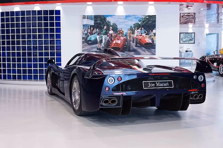 "Trái tim" của MC12 cũng là khối động cơ V12 6.0l nạp khí tự nhiên mang mang mã hiệu F140 của Enzo Ferrari, đạt công suất tối đa 620 mã lực và mô-men xoắn cực đại 652 Nm. Động cơ này truyền sức mạnh tới bánh sau thông qua hộp số 6 cấp bán tự động.