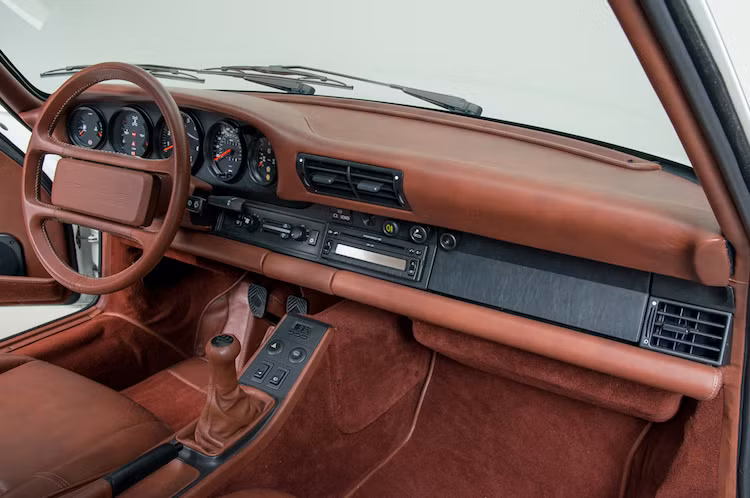 Do 959 là một mẫu xe quý hiếm nên Canepa đã giữ nguyên toàn bộ ngoại thất của chiếc xe. Tuy nhiên ở bên trong nội thất, hãng này đã phục chế hoàn toàn lại cabin với da màu nâu và thảm nhung sang trọng. Ngoài việc bọc lại nội thất, các hệ thống và tiện nghi đi kèm với chiếc 959 nguyên bản gần như vẫn được giữ nguyên.