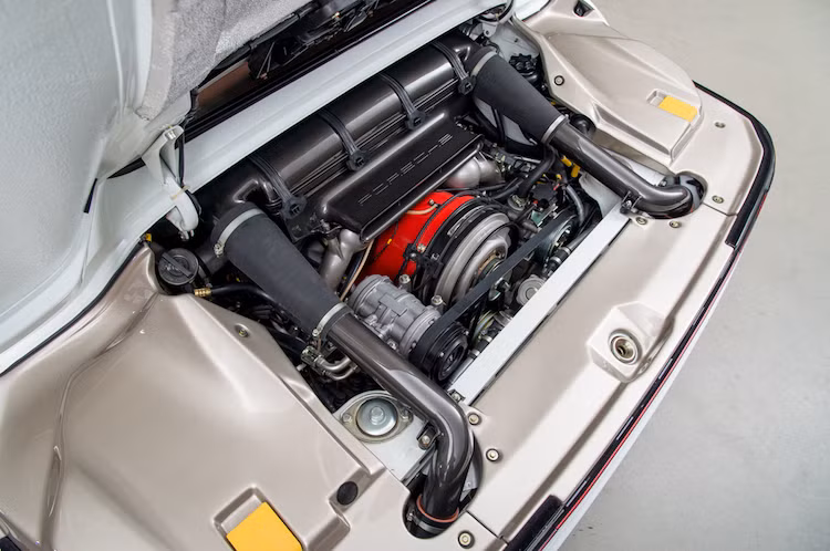 Sau khi được độ lại, chiếc siêu xe 30 tuổi đã có thể tăng tốc từ 0-100 km/h trong thời gian chỉ 2,4 giây và tốc độ tối đa vượt quá mức 370 km/h - vượt trội nhiều siêu xe hiện đại ngày nay. Thậm chí Canepa còn cho biết chiếc 959 độ của mình có thể dễ dàng theo kịp và vượt mặt "hậu duệ" 918 Spyder mới nhất trên đường đua.