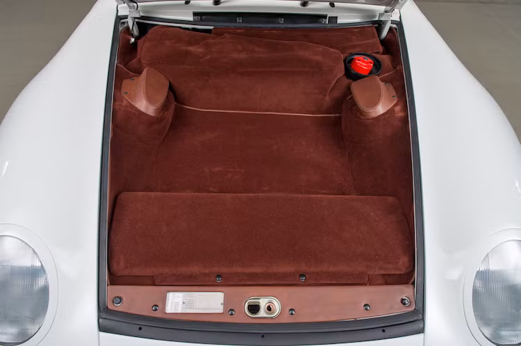 Có động cơ đặt sau, bên dưới nắp ca-pô phía trước của 959 là khoang chứa đồ với thể tích khá nhỏ, chỉ để vừa khoảng 2 túi du lịch. Canepa cũng rất cẩn thận khi đã bọc vải nhung toàn bộ cho từng ngóc ngách của khoang này.