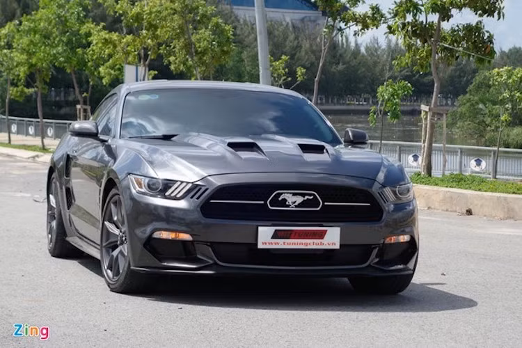 Chiếc Ford Mustang 2015 bản kỷ niệm 50 năm được độ bodykit kiểu Rocket bởi xưởng Wit Tuning ở Sài Gòn. Điểm gây chú ý trên phiên bản độ này là cản trước có hốc gió lớn hơn, nắp ca-pô gồ lên và có khe hút gió.