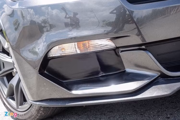Líp cản trước khá hầm hố. Ngoài tính thẩm mỹ, chi tiết này còn giúp xe tăng độ bám đường khi chạy tốc độ cao.