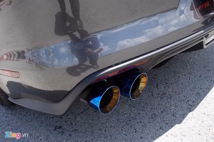 Hệ thống ống xả hiệu Magnaflow nhập từ Mỹ, bằng thép T304 kích cỡ 3 inch, có đầu ra 4 họng tròn lớn bằng titanium 7 màu, phát ra âm thanh âm vực thấp.