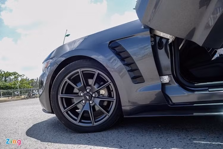 Bánh xe được sơn lại màu titanium và gắn thêm miếng đệm đưa bánh ra ngoài 3 cm. Hệ thống phuộc điều chỉnh 32 chế độ cao thấp, cứng mềm hiệu CX Racing nhập từ Mỹ, cải thiện cảm giác lái trên đường trường và khi vào cua rõ rệt, xe đầm, cứng, hệ thống lái phản ứng chính xác với sự điều khiển của người lái. Thanh giằng phuộc trước của Ford Racing nhập từ Mỹ.