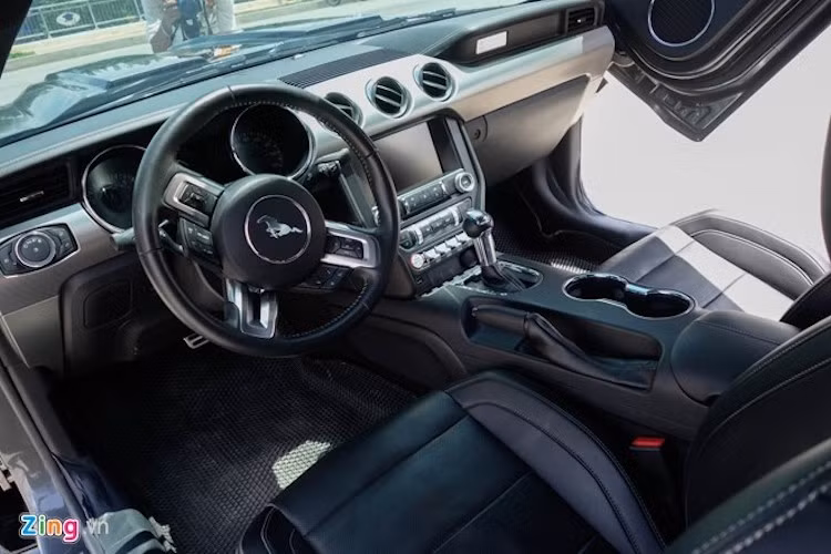 Toàn bộ nội thất như vô lăng, cần số, tay kéo cửa, viền hốc gió, mặt dưỡng... và những chi tiết bên ngoài xe như líp cản trước, hốc gió, viền đèn sau, đuôi cá, ốp hông xe, nắp bình xăng đều được phủ carbon.