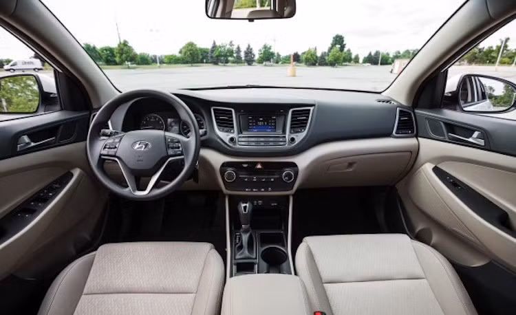 Tucson 2017 đã được hãng xe Hyundai nâng cấp khá nhiều về tiện nghi khi xe có thêm dàn âm thanh cao cấp Infinity với công suất 315W cùng hệ thống thông tin giải trí hỗ trợ kết nối smartphone Apple CarPlay và Android Auto. Các phiên bản giá rẻ như Eco hay Sport cũng đã có thêm hệ thống điều hòa trung tâm cho ghế sau.