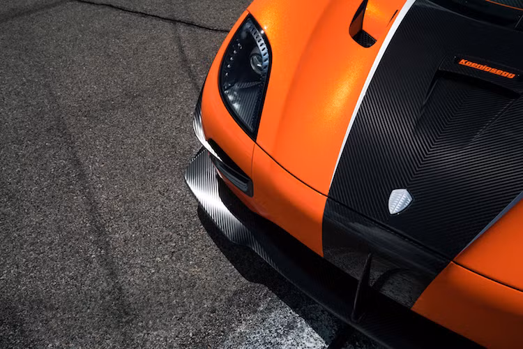 Đầu tiên, toàn bộ chiếc xe được sơn màu cam Karosserie Orange độc nhất, với một số điểm để lộ ra vân carbon trần bên dưới. Một số dải sơn trang trí màu vàng và xanh cũng khiến chiếc xe trở nên khác biệt hơn. Giống như Agera RS, Agera XS sở hữu bộ bodykit và gương chiếu hậu bằng sợi carbon tương tự như chiếc siêu xe đỉnh cao Koenigsegg One:1.