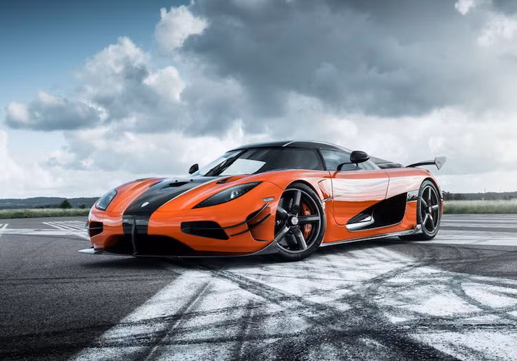 Không chỉ có ý nghĩa là một siêu xe "độc bản", Koenigsegg Agera XS còn đánh dấu việc hãng siêu xe Thụy Điển Koenigsegg chính thức quay trở lại thị trường Mỹ. Có kiểu dáng bên ngoài gần như giống hoàn toàn các phiên bản Agera khác, chỉ những người cực kỳ đam mê siêu xe mới có thể nhận ra những thay đổi trên phiên bản "có một không hai" Agera XS.