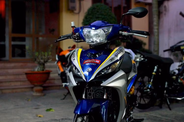 Dàn áo nguyên bản của chiếc xe cũng đã được trang trí lại với 2 tông màu xanh GP - bạc bằng tem ghép. Thay vì dán tem trùm, bộ tem được ghép từ nhiều phần này khiến xe trông sắc sảo hơn.