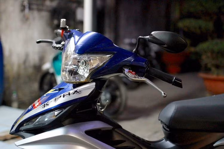 Ở phía trên tay lái của chiếc xe là một số món đồ chơi nhẹ nhàng như cặp tay phanh/côn CRG có thể điều chỉnh được cùng gù xéo Rizoma. Phần đầu nguyên bản của xe vẫn được giữ nguyên.