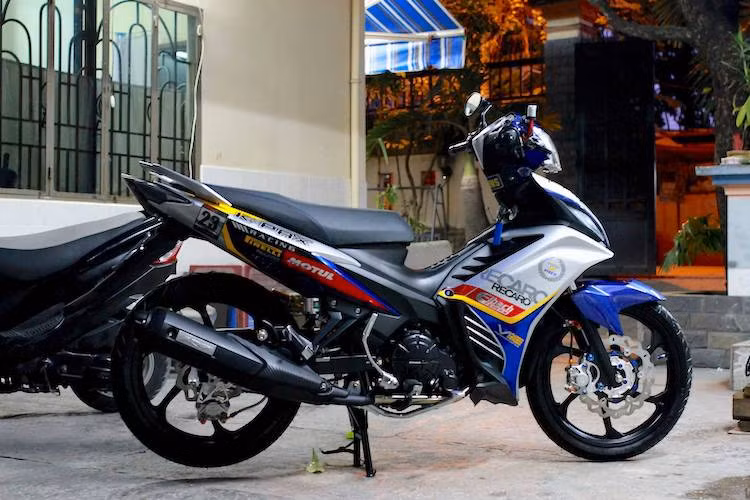 Không có quá nhiều đồ chơi "hàng khủng", nhưng một biker Sài Gòn đã biến chiếc Yamaha Exciter 135 đời cũ của mình thành một mẫu xe thể thao và đầy phong cách.
