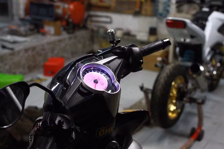 Tuy nhiên thay vì đồng hồ nguyên bản với chi có duy nhất báo tốc độ, chủ xe đã thay cho chiếc xe côn tay Exciter 135 đồng hồ điện tử dành riêng cho xe của hãng Koso với đầy đủ tính năng hiện đại mà không phải "chế cháo" lại bất kỳ chi tiết nào.