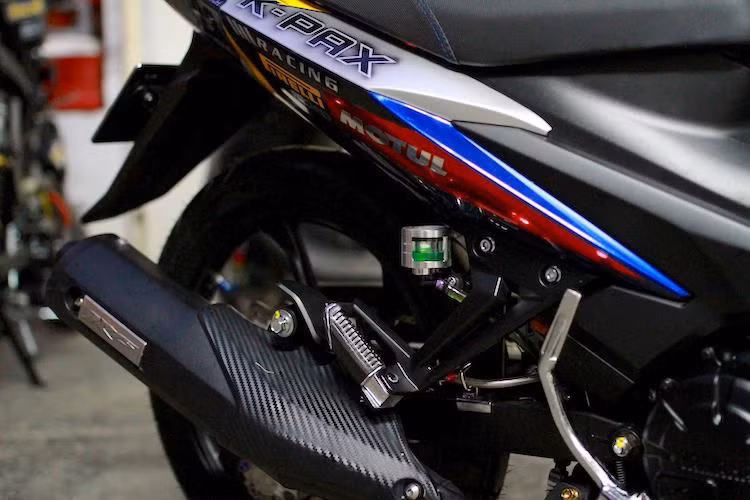 Cây pô nguyên bản của Exciter 135 cũng đã được thay bằng pô của mẫu sportbike phân khối nhỏ Yamaha R15 đã được móc lại, cho âm thanh trầm ấm hơn. Phanh sau sử dụng bình dầu Rizoma.