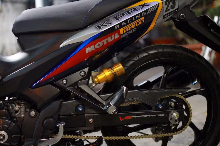 Ngoài heo Brembo 2 pis pát gắn ngược và mâm Yamaha 125ZR, "dàn chân" phía sau của xe còn có điểm nhấn là cây phuộc monoshock Ohlins "hàng hiệu". Cả 2 lốp được thay bằng loại Michelin Sporty cho độ bám tốt nhất.