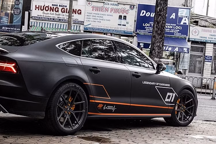 Xe chỉ mất 5,3 giây để tăng tốc từ 0-100 km/h và đạt tốc độ tối đa giới hạn điện tử 250 km/h. Hiện tại A7 3.0 TFSI quattro đang được bán chính hãng tại Audi Việt Nam với giá trên 3,7 tỷ đồng.