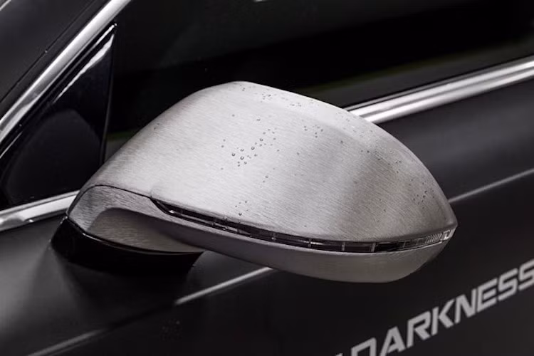 Nhìn từ xa, có vẻ như cặp gương chiếu hậu của chiếc A7 này được làm từ nhôm phay xước tuy nhiên trên thực tế, bề mặt độc đáo này có được nhờ vào decal giả kim loại. Đây là loại decal mới xuất hiện tại Việt Nam, dành cho những người đã chán các loại decal carbon truyền thống.