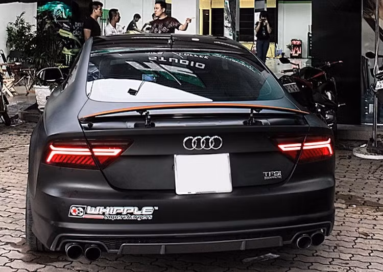 Ở phía sau, chiếc A7 không có thay đổi lớn nào ngoài cánh đuôi chủ động nguyên bản được dán decal trùm màu cam và hệ thống xả thể thao Akrapovic. Toàn bộ thân xe cũng đã được chủ xe dán decal màu đen mờ mạnh mẽ cùng những họa tiết đơn giản và hiện đại ở hai bên thân.