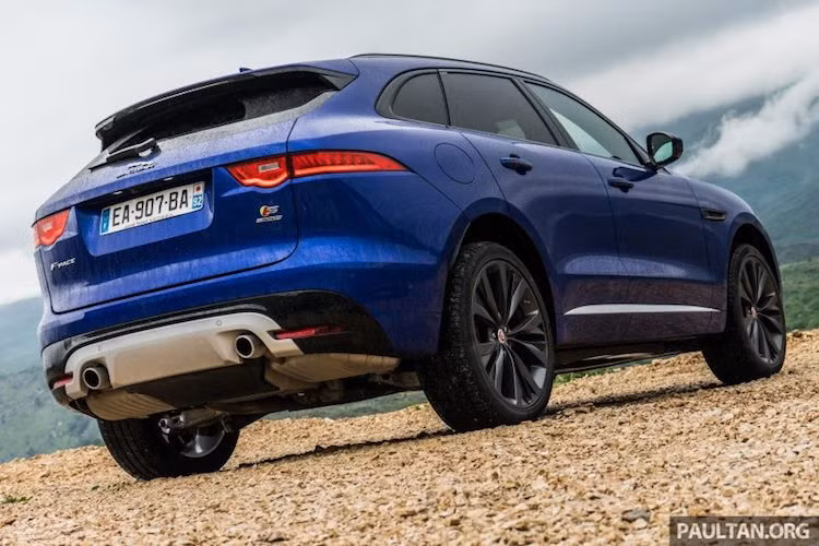 Ở phía sau đuôi xe cũng sở hữu thiết kế đầy chất thể thao với cụm đèn hậu LED dài, bao quanh các góc của thân xe như dòng xe 2 cửa F-Type. Bên dưới cản sau là hệ thống xả thể thao với ống xả kép.