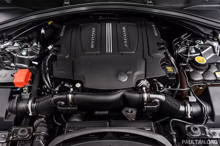 Tại Mỹ, phiên bản rẻ nhất của F-Pace sẽ là bản 20d với động cơ diesel Ingenium thế hệ mới, có công suất 180 mã lực. Trong khi đó, các phiên bản chạy xăng của xe bắt đầu từ bản 35t với động cơ siêu nạp V6 3.0l với công suất 340 mã lực.