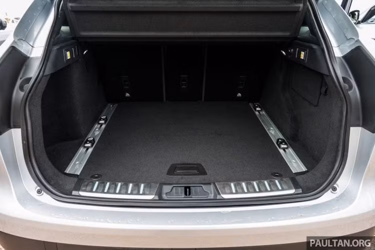 Thể tích khoang hành lý của F-Pace rộng nhất nhì trong phân khúc, lên tới 650 lít và đương nhiên có thể mở rộng bằng cách gấp hàng ghế sau lại.