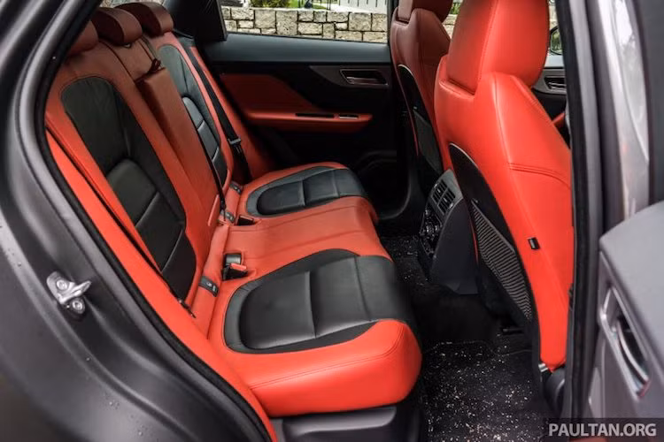 Bên trong nội thất, 5 người lớn có thể ngồi thoải mái trong xe do F-Pace có cabin rộng, với khoảng không gian cho đầu gối và đầu hành khách lớn.