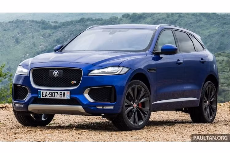 Về kiểu dáng, phiên bản thương mại của F-Pace sở hữu thiết kế mạnh mẽ, thể thao đậm chất Jaguar và gần như không có gì thay đổi so với phiên bản concept C-X17 được tung ra từ năm 2013.