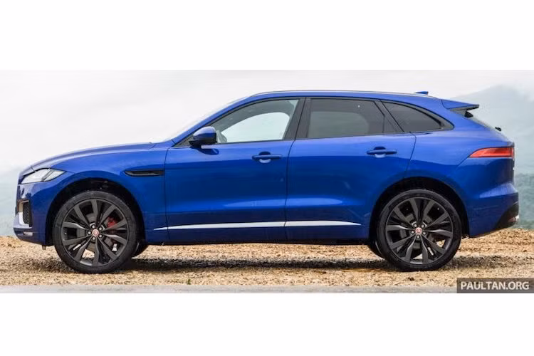Jaguar F-Pace sở hữu chiều dài lên tới 4731 mm, trong khi trục cơ sở dài 2874 mm. Cùng với thân xe "cơ bắp", chiều dài cơ sở lớn khiến mẫu SUV hạng sang này có kiểu dáng thể thao năng động hơn.