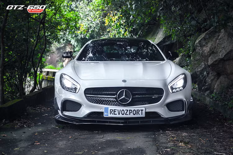 Chính vì vậy, hãng đã chính thức "trình làng" bản độ GTZ-650 dành cho những chủ xe AMG GT S có nhu cầu nâng cấp "xế cưng" của mình. Không thay đổi ngoại hình chiếc xe nhiều như Mercedes đã làm với AMG GT R, RevoZport chỉ cải tiến nhẹ bên ngoài chiếc AMG GT S, bắt đầu từ cản trước nguyên bản với các cánh khuếch tán không khí được làm từ sợi carbon kết hợp với kevlar.