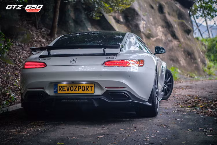 Để cải thiện tối đa hiệu quả khí động học của AMG GT S, các chi tiết như cánh đuôi bằng sợi carbon và cánh khuếch tán không khí dưới cản sau đã được RevoZport trang bị ở đuôi xe.
