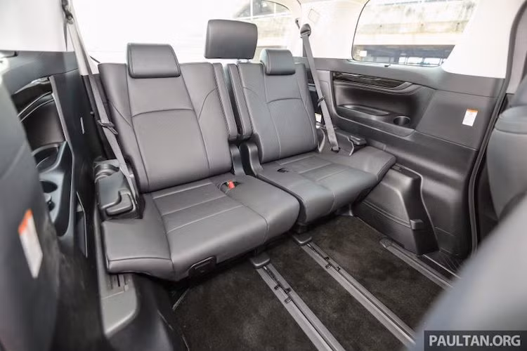 Các trang bị "khủng" khác của Vellfire bao gồm hệ thống điều hòa 3 vùng với khe gió và điều khiển độc lập cho hàng ghế thứ 2, máy lọc không khí nano của Panasonic, đèn LED nội thất 16 màu... Hàng ghế thứ 3 của chiếc xe có thể ngồi được tối đa 3 người