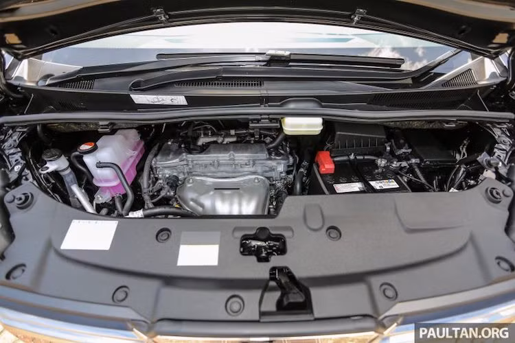 Tại Malaysia, Vellfire được trang bị động cơ thấp hơn so với Alphard, có dạng 4xi-lanh thẳng hàng 2.5l 4 xi-lanh nạp khí tự nhiên, đạt công sauats tối đa 180 mã lực và mô-men xoắn cực đại 235 Nm, kết hợp cùng hộp số tự động vô cấp CVT.