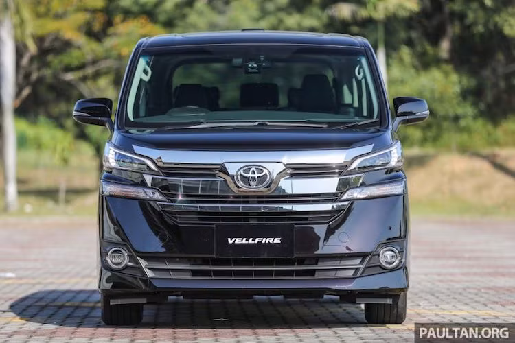 Khác biệt lớn nhất của 2 mẫu xe này đó là phần đầu, khi Vellfire sở hữu thiết kế đậm nét và khỏe khoắn hơn. Lưới tản nhiệt của xe gồm các thanh ngang cực lớn, ngay bên cạnh là đèn pha và đèn demi LED sắc sảo được tách thành 2 phần.