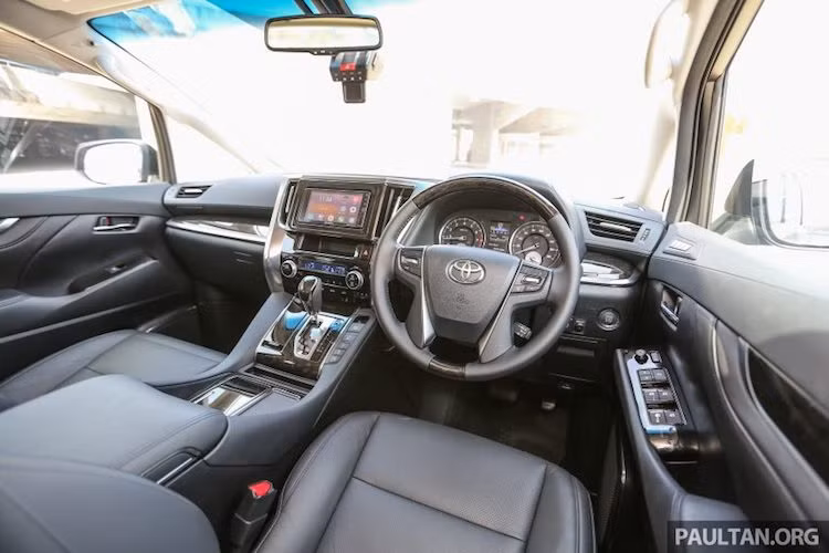 Được thiết kế theo ý tưởng "Avant Gorgeous" của Toyota, nội thất trên Vellfire giống y như trên Alphard, đem lại cảm giác thoáng rộng và hiện đại. Tuy nhiên chiếc xe có các lựa chọn màu nội thất đem tới cảm giác nam tính hơn so với Alphard. Ở trên bảng táp-lô của xe cũng được trang bị hệ thống thông tin giải trí thế hệ mới với màn hình cảm ứng 7 inch của Toyota.