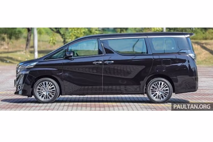 Ở hai bên thân xe, Vell hoàn toàn không có sự thay đổi so với mẫu MPV cao cấp Alphard khi cùng có bộ mâm 18 inch dạng nan và cột B vát góc. Theo Toyota, hình dáng các cửa kính bên tạo cảm giác như một dòng chảy trong thiết kế của xe.
