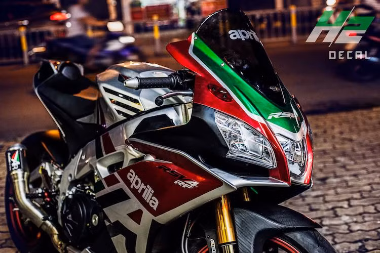 RSV4 RF thừa hưởng thiết kế tương tự các phiên bản RSV4 trước đó nhưng đã có nhiều cải tiến tương tự xe đua WSBK. Với chiều dài 2031 mm và trục cơ sở 1420 mm, đây cũng là một trong những siêu môtô gọn gàng nhất hiện nay.