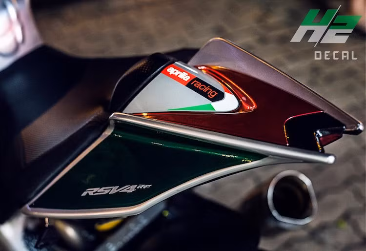 Cung cấp sức mạnh cho RSV4 RF là khối máy V4 DOHC với góc chữ V 65 độ dung tích 999,6 cc, làm mát bằng dung dịch, đem tới công suất 201 mã lực tại 13.000 vòng/phút và mô-men xoắn cực đại 115 Nm tại 10.500 vòng/phút.