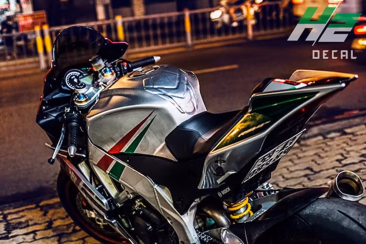 Aprilia RSV4 RF cũng là mẫu superbike duy nhất cho phép chủ xe có thể tùy chọn vị trí đặt động cơ trên khung. Bộ khung của xe cũng đã được hàn từ những thanh nhôm siêu nhẹ nhưng cực kỳ chắc chắn.