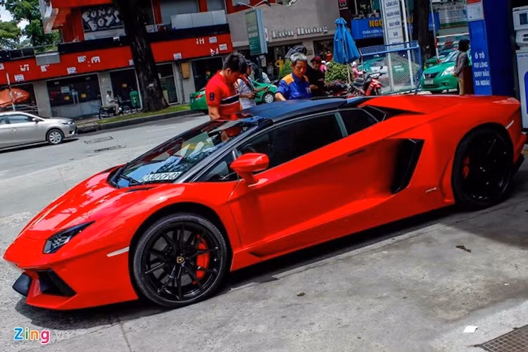 Mới đây, siêu xe này được chuyển vào TP HCM. Hiện nay, Việt Nam chỉ có 2 chiếc Aventador Roadster. Chiếc còn lại có màu trắng, định cư tại Đà Nẵng. Theo giới nhập xe, mức giá của siêu xe này khoảng 25 tỷ đồng nếu đóng thuế đầy đủ và ra biển trắng trước ngày 1/7.
