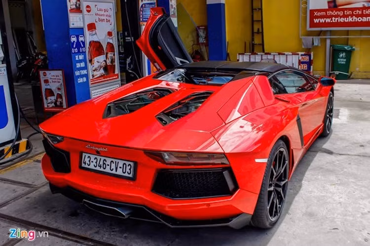 Điểm khác biệt dễ nhận thấy trên phiên bản roadster là hai tấm mui bằng sợi carbon, mỗi tấm nặng 6kg được lắp phía trên nóc. Đây là bước cải tiến so với mui bạt trên Mucielago LP 640 Roadster nổi tiếng khó tháo lắp.