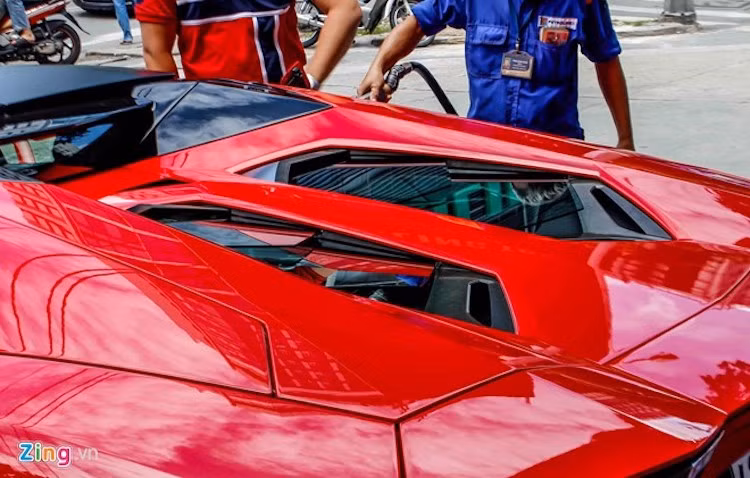 Aventador Roadster vẫn sử dụng động cơ V12, dung tích 6,5 lít như bản coupe. Động cơ sản sinh công suất tối đa 700 mã lực tại 8.250 vòng/phút, mô-men xoắn cực đại 690 Nm tại 5.500 vòng/phút. Sức mạnh động cơ được truyền đến 4 bánh xe thông qua hộp số 7 cấp. Siêu xe có khả năng tăng tốc 0-100 km/h trong 2,9 giây, tốc độ tối đa đạt 349 km/h.