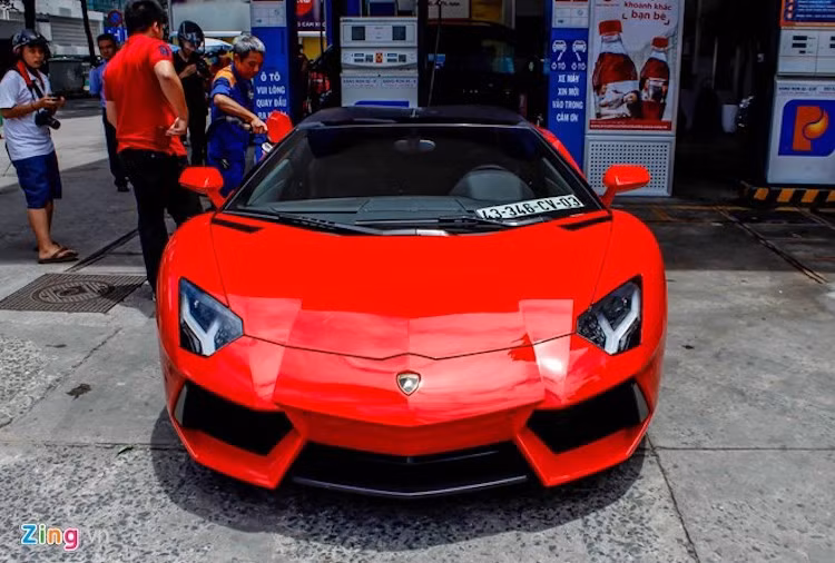Cuối tháng 10/2015, chiếc Lamborghini Aventador Roadster đầu tiên tại Việt Nam xuất hiện trên đường phố Hải Phòng. Một thời gian sau, xe được chuyển lên Hà Nội và thường xuất hiện tại các tuyến phố trung tâm.