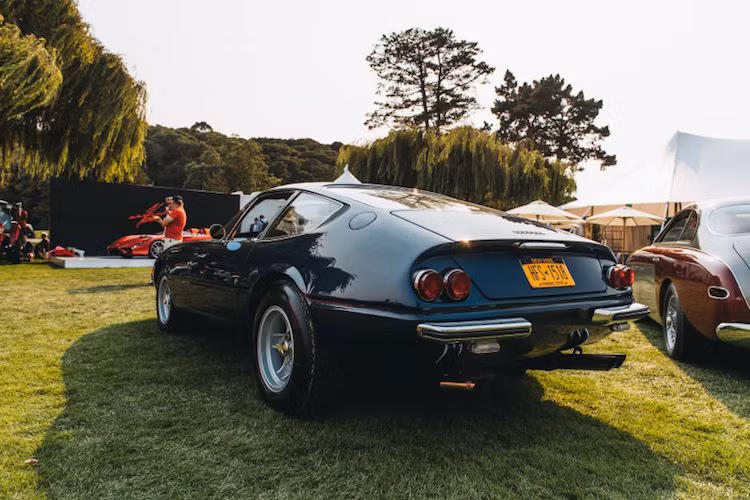 Mẫu xe cổ Ferrari 365 GTB/4 Daytona từ thập niên 70, thường được bán trao tay với giá dao động khoảng 800.000 USD, đắt gấp đôi một chiếc F12Berlinetta - "hậu duệ" mới nhất của nó.