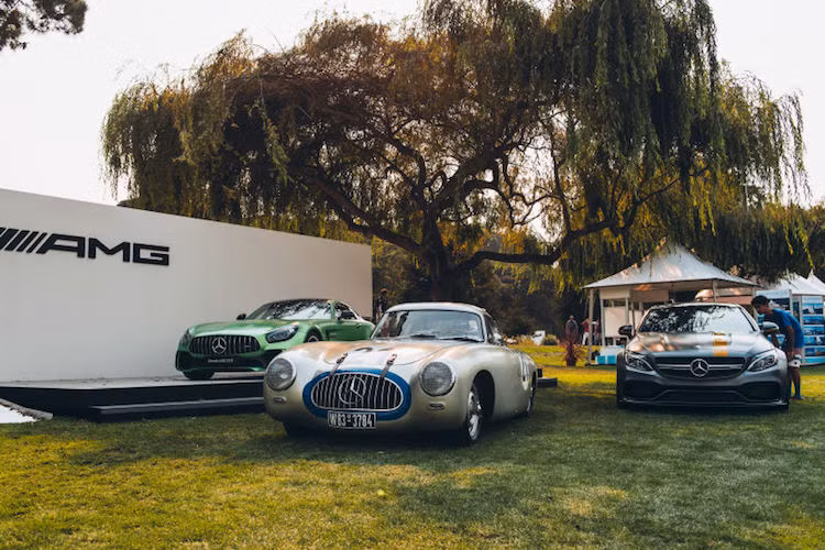 Ngoài Lamborghini, nhiều hãng sản xuất khác cũng có khu trưng bày tại Pebble Beach để gây ấn tượng với những "khách sộp" tham gia tuần lễ. Mercedes đem tới chiếc AMG GT R mới nhất, đặt bên cạnh mẫu xe cổ 300SL phiên bản đua và C63 AMG Edition 1.