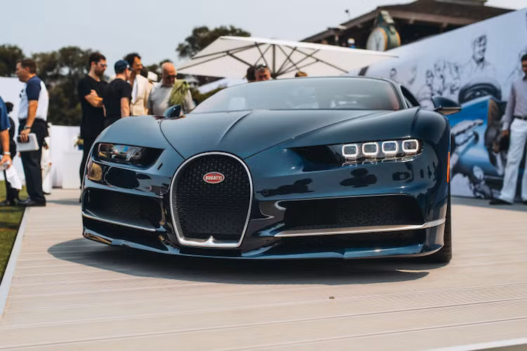 Dù đã được ra mắt từ đầu năm nhưng phải tới tuần lễ Monterey, "tân vương tốc độ" Bugatti Chiron mới lần đầu tiên xuất hiện trên đất Mỹ. Chiếc Chiron này được trưng bày cùng phiên bản concept Vision Gran Turismo, và cả 2 hiện đã thuộc sở hữu của một hoàng tử tại Trung Đông.