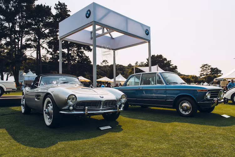 Nhân kỷ niệm 100 năm thành lập, BMW lại đem dàn xe cổ của hãng tới trưng bày, trong đó nổi bật nhất là chiếc mui trần 507 màu trắng từng thuộc sở hữu của "ông hoàng" rock 'n' roll quá cố Elvis Presley.